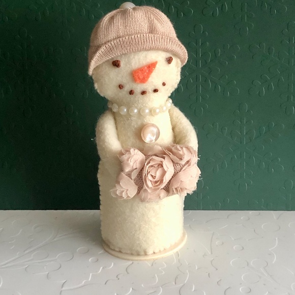 Snowman woman felt Art Doll with Muff hand-sewn
Handmade - Picture 6 of 6